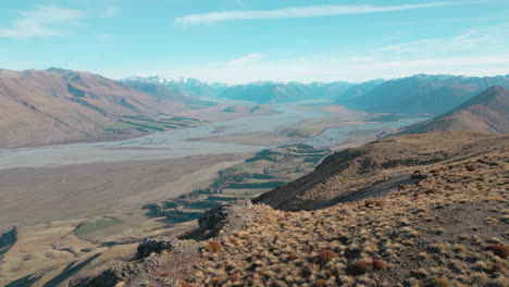 Erheben-Sie-Sich-über-Den-Grasbedeckten-Berg-Und-Geben-Sie-Den-Blick-Auf-Das-Weite-Tal-In-Canterbury,-Neuseeland-Frei