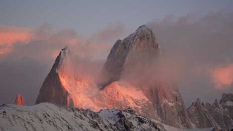 La-Vibrante-Luz-Naranja-De-La-Mañana-Ilumina-El-Monte-Fitz-Roy-Con-Nubes-Que-Se-Mueven-Rápidamente-En-La-Patagonia-Al-Amanecer.