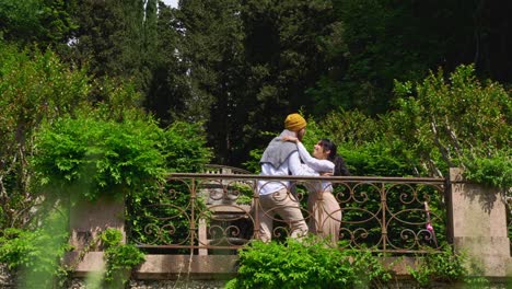 Marido-Y-Mujer-Se-Reencuentran-Después-De-Mucho-Tiempo-Y-Se-Abrazan-Con-Pasión,-Vista-Estática