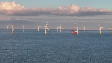 Einrichtung-Einer-Luftaufnahme-Von-Hemsby,-Norfolk,-Großbritannien,-Einer-Arbeitsplattform-Zur-Wartung-Eines-Windparks