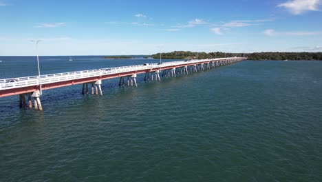 Bribie-Island-Bridge-Mit-Fahrenden-Fahrzeugen-In-Sandstone-Point,-Queensland,-Australien---Drohnenaufnahme