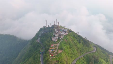 Aerial-view-of-green-mountain-view-with-sea-of-​​clouds