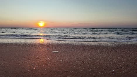 Ein-Wunderschöner-Sonnenuntergang-Wirft-Warme-Farbtöne-über-Das-Asowsche-Meer-Auf-Der-Krim,-Spiegelt-Sich-In-Sanften-Wellen-Und-Sandstränden-Und-Schafft-Eine-Ruhige-Atmosphäre