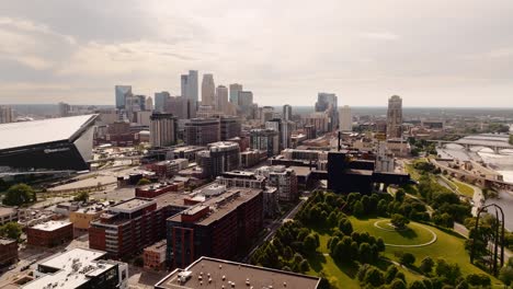 Una-Toma-Aérea-Panorámica-Del-Horizonte-De-Minneapolis-En-Minnesota-Tomada-Con-Un-Dron