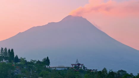 Drohnenansicht-Des-Gebäudes-Auf-Dem-Hochland-Mit-Aktivem-Merapi-Vulkan-Und-Sonnenaufgangshimmel-Im-Hintergrund