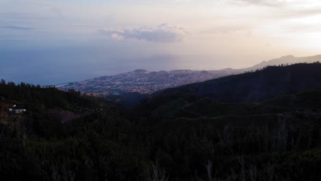 Luftaufnahme-Vom-Gipfel-Der-Berge-Mit-Einer-Stadt-In-Der-Ferne