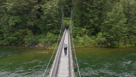 Imágenes-De-Un-Dron-De-Una-Niña-En-El-Puente-Del-Arcoíris-Al-Comienzo-De-La-Pista-Kepler-En-Nueva-Zelanda