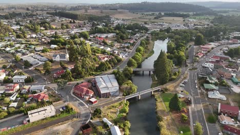 Ciudad-De-Deloraine-En-La-Isla-De-Tasmania-Con-Puentes-Sobre-El-Río-Meander