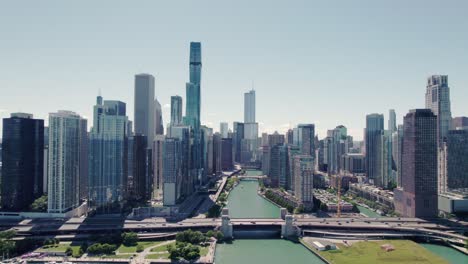 Vista-Aérea-Del-Horizonte-Del-Centro-De-Chicago,-Edificios-Y-Rascacielos-Con-Drones-En-Un-Día-Soleado