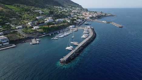 4k-Luftaufnahme-Des-Yachthafens-Von-Salina,-Mit-Der-Stadt-Salina-Im-Hintergrund,-Italien