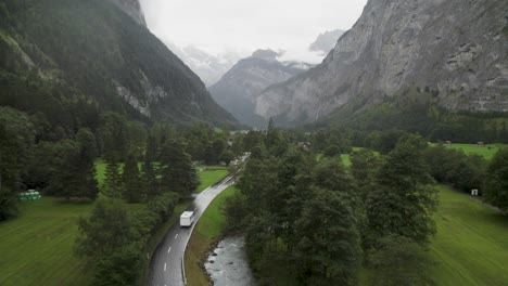 Wohnmobil-Fährt-Auf-Einer-Panoramastraße-Durch-üppige-Berge-In-Der-Schweiz