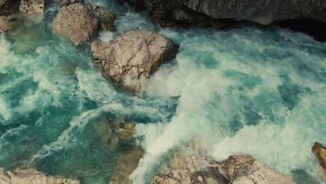 Fluss-Mit-Starker-Strömung-Und-Blauer-Wasserfarbe-In-Einem-Canyon