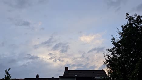 Lapso-De-Tiempo-Del-Cielo-Nublado-Durante-La-Hora-Dorada