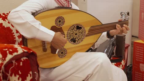 Músico-Saudí-Tocando-Música-Tradicional-Con-El-Instrumento-Oud