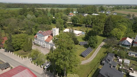 Schöner-Öko-Palast-Mit-Sonnenkollektoren-Im-Garten