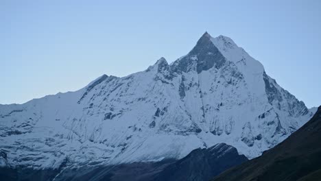 Dunkelblauer-Schneebedeckter-Berggipfel-In-Nepal,-Blaue-Schneebedeckte-Himalaya-Berggipfel-Zwischen-Nacht-Und-Morgengrauen-Mit-Erstaunlich-Massiven-Berggipfeln-Und-Bergrücken