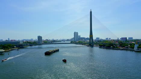 El-Imponente-Pilono-Y-Los-Cables-Del-Puente-Rama-VIII-Vistos-Desde-El-Río-Chao-Phraya-En-Bangkok,-Tailandia