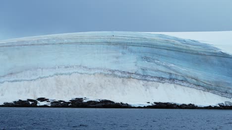 Formación-De-Hielo-Glaciar-Junto-Al-Mar-En-La-Antártida-Con-Capa-De-Hielo-Y-Nieve-Helada-Suave-Cubierta-De-Hielo-En-La-Península-Antártica-En-La-Costa,-Geografía-Costera-Azul-Mínima-Y-Paisaje