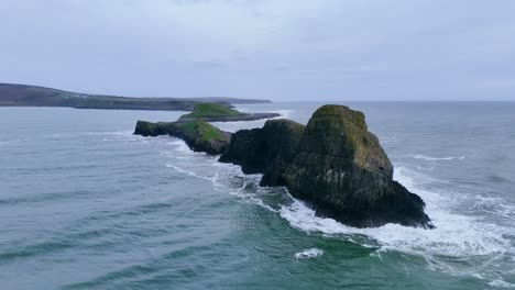 Worm's-Head,-tidal-island,-causeway-to-promontory,-south-side-of-Rhossili-Bay