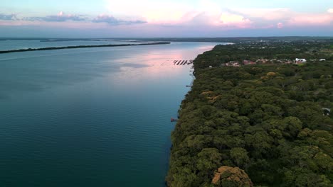 Luftaufnahme-Des-Flusses-Parana-Oder-Rio-Parana-Am-Ufer-Der-Panoramastadt-Im-Bundesstaat-Sao-Paulo-Während-Eines-Goldenen-Sonnenuntergangs---Brasilien