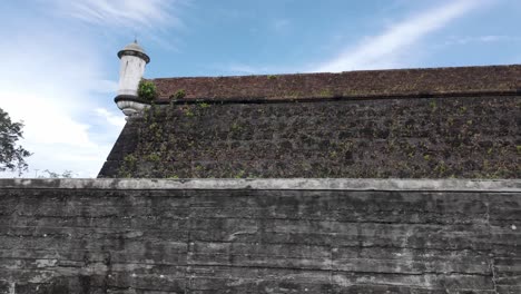 Camina-Por-Los-Enormes-Muros-De-Piedra-De-La-Fortaleza-De-São-José-De-Macapá