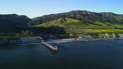 Luftpanorama-Umlaufbahn-Um-Gaviota-Beach,-Kalifornien-Mit-Atemberaubenden-Grünen-Hügeln-Und-Tiefblauem-Meerwasser