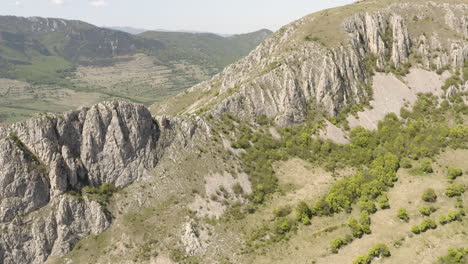 Piatra-Secuiuului---Schroffer-Berg-Mit-Vegetation-In-Rimetea,-Rumänien