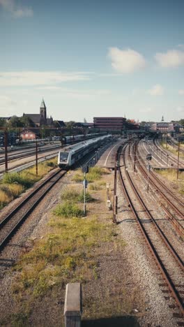 Vertikale-Ansicht-Der-Züge,-Die-Vom-Bahnhof-Osterport-In-Kopenhagen-Abfahren-Und-Dort-Ankommen