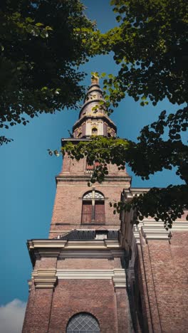 Vertikale-Ansicht-Des-Turms-Der-Erlöserkirche-In-Kopenhagen