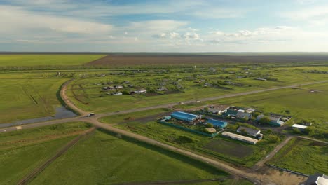 Carretera-Que-Atraviesa-Un-Pueblo-Rural-En-Las-Estepas-De-Kazajstán