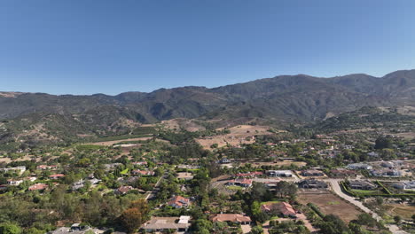 Santa-Bárbara,-California,-Vuelo-De-Verano-Con-Drones-Por-Un-Bonito-Vecindario