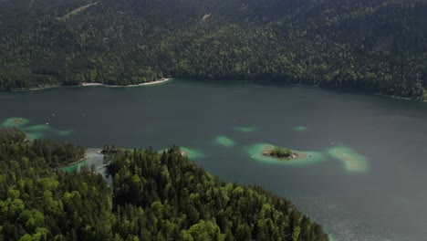 Eibsee-In-Deutschland,-Kristallklares-Wasser,-Atemberaubende-Alpenlandschaft-Und-Ein-Ruhiger-Rückzugsort-In-Der-Nähe-Der-Zugspitze