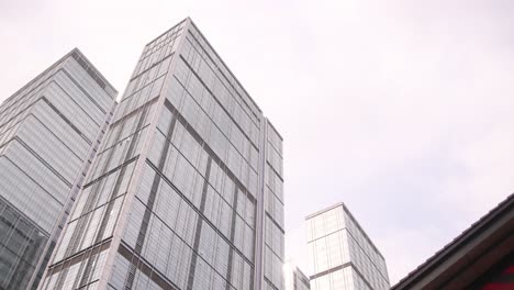 Edificios-De-Oficinas-Modernos-De-Gran-Altura-En-Chengdu,-China,-Que-Muestran-Arquitectura-Contemporánea-Y-Desarrollo-Urbano-Contra-Un-Cielo-Nublado