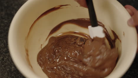 Primer-Plano-De-Un-Cocinero-Mezclando-Chips-De-Chocolate-Y-Mantequilla-De-Maní-Para-Preparar-Un-Dulce-En-Un-Tazón