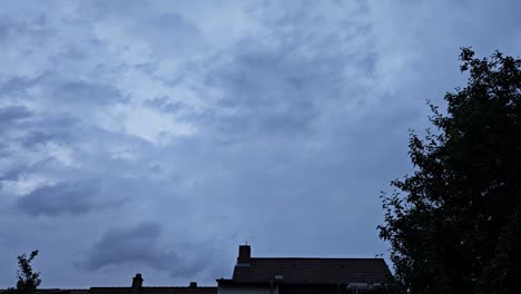 Lapso-De-Tiempo-De-Cielo-Nublado-Durante-El-Anochecer