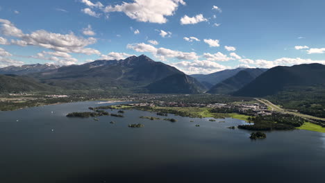 Amplia-Vista-Aérea-De-Verano-Sobre-El-Embalse-De-Dillon-Entre-Pintorescas-Montañas-Rocosas