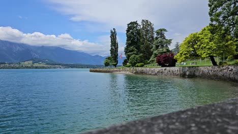 Zeitraffer-Des-Thunersees-Mit-Vorbeifahrenden-Booten-Und-Bergen-Im-Hintergrund-In-Der-Schweiz