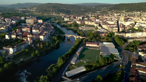 Spektakuläre-4K-Luftaufnahmen-Der-Stadt-Orense-Bei-Sonnenuntergang