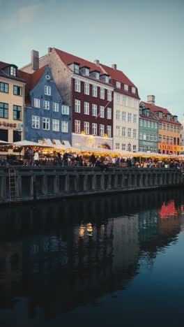 Vista-Vertical-Del-Emblemático-Puerto-De-Copenhague,-Nyhavn,-En-Una-Tarde-De-Verano