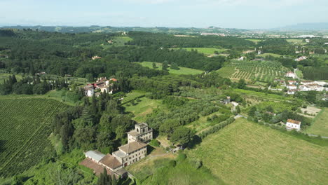 Una-Villa-Abandonada-En-La-Exuberante-Campiña-Italiana-Bajo-Un-Cielo-Despejado,-Vista-Aérea