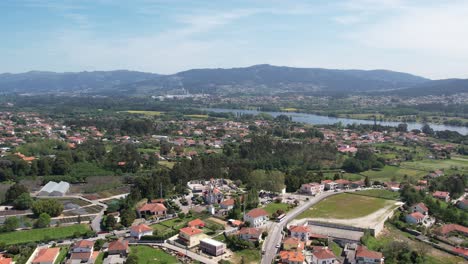 Vista-Aérea-Panorámica-De-La-Pintoresca-Campiña-Que-Rodea-La-Igreja-De-Serreleis,-Viana-Do-Castelo,-Portugal