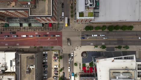 Vídeo-De-Dron-En-4K-De-Una-Intersección-De-Tráfico-En-El-Centro-De-Grand-Rapids,-Michigan,-Al-Mediodía