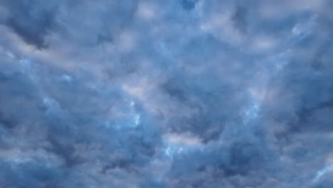 Explora-El-Impresionante-Tapiz-De-Nubes-Arremolinadas-En-Yakutia-Mientras-El-Crepúsculo-Baila-En-El-Cielo,-Mostrando-Las-Maravillas-Artísticas-De-La-Naturaleza.