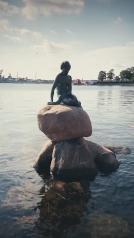 Vista-Vertical-De-La-Escultura-De-La-Sirenita-En-Copenhague