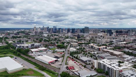 Toma-Aérea-De-Un-Dron-Que-Avanza-Hacia-Nashville,-Tennessee