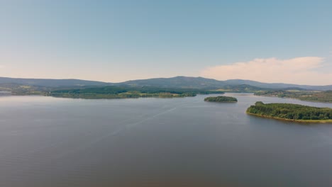 Imágenes-Aéreas-En-4K-Del-Lago-Lipno-En-Chequia,-Europa