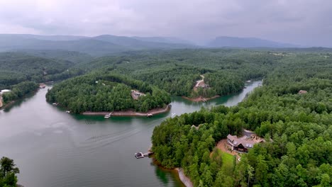 Salida-Aérea-Desde-Table-Rock-Sobre-El-Lago-James,-Carolina-Del-Norte