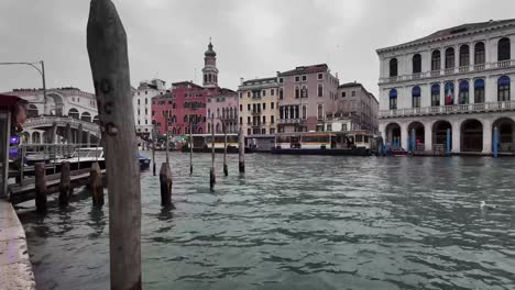 Stunning-view-of-Grand-canal,-Venice,-Rialto-bridge-,Ponte-di-Rialto-,Italy,San-Bartolomeo-di-Rialto-Church