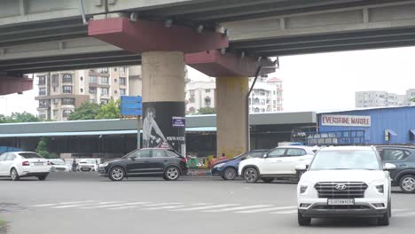 Verschiedene-Seiten-Für-Vierräder-Warten-Darauf,-Geöffnet-Zu-Werden,-Und-Die-Ampel-Steht