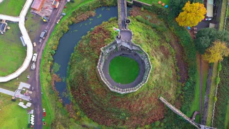 Ascendiendo-Por-Encima-Del-Prominente-Torreón-Circular-Para-Revelar-La-Escala-Del-Castillo-De-Cardiff